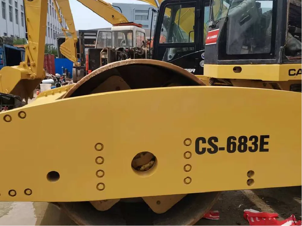 Compactador vibratorio CAT CS683E usado1