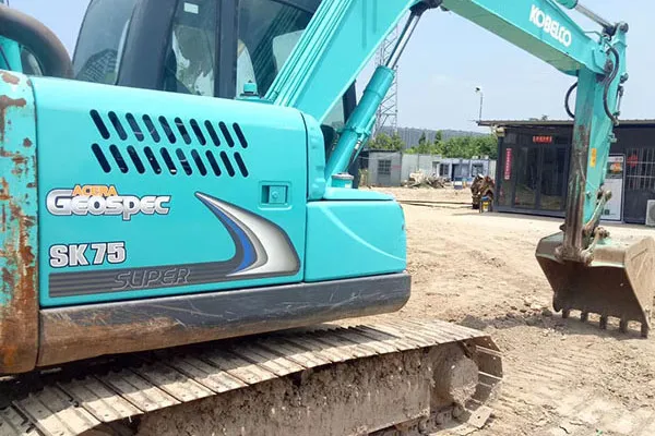 Excavadora pequeña KOBELCO SK75-8 usada1