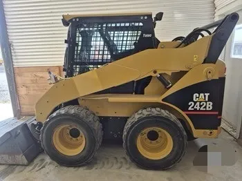 Minicargadora CAT 242B Serie 2 usada1