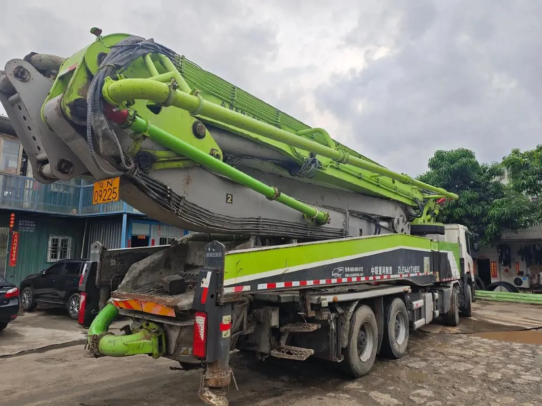 Bomba de hormigón montada en camión ZOOMLION 54M usada1