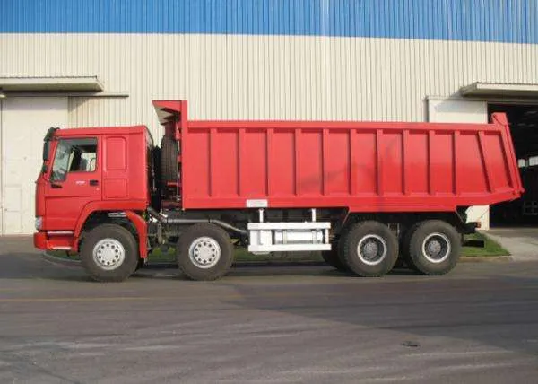 Camión volquete SINOTRUK HOWO 8x4 usado1
