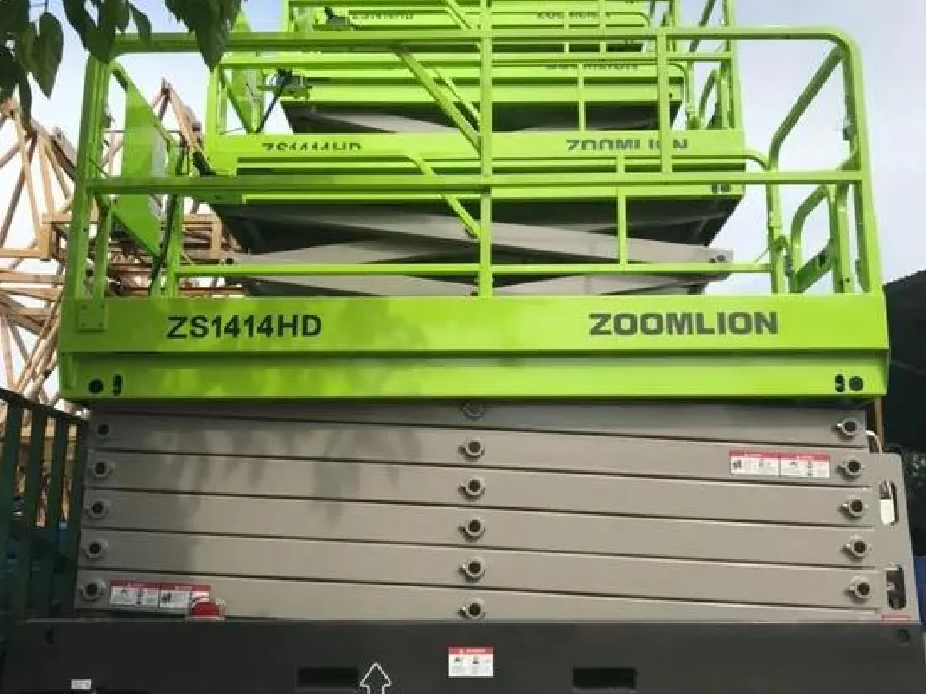 Elevador de tijera para terrenos difíciles ZOOMLION ZS1414HD Usado1