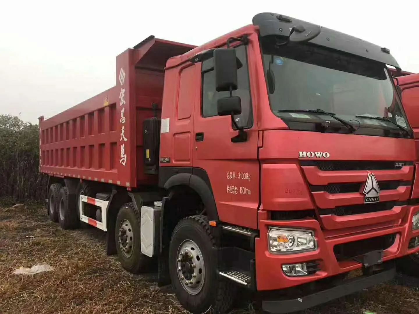 Camión volquete SINOTRUK HOWO 8x4 usado