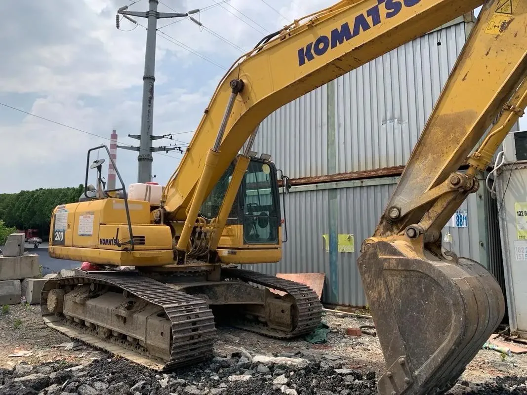 Excavadora mediana KOMATSU PC200-8M0 usada3