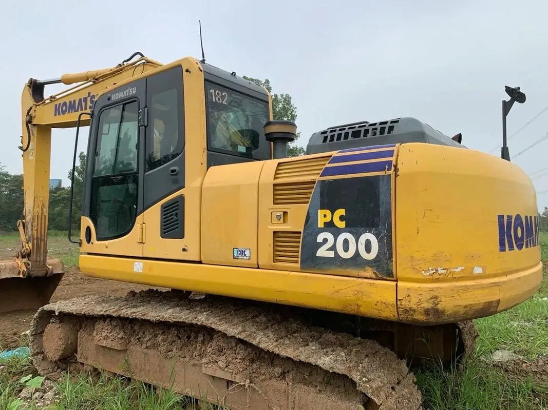 Excavadora mediana KOMATSU PC200-8M0 usada0