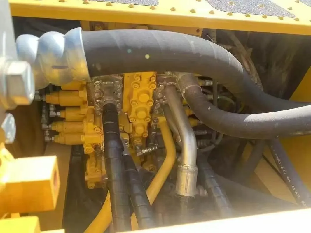 Excavadora mediana KOMATSU PC200-8M0 usada1