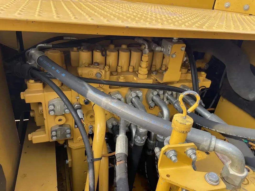 Excavadora mediana CAT 330GC usada2