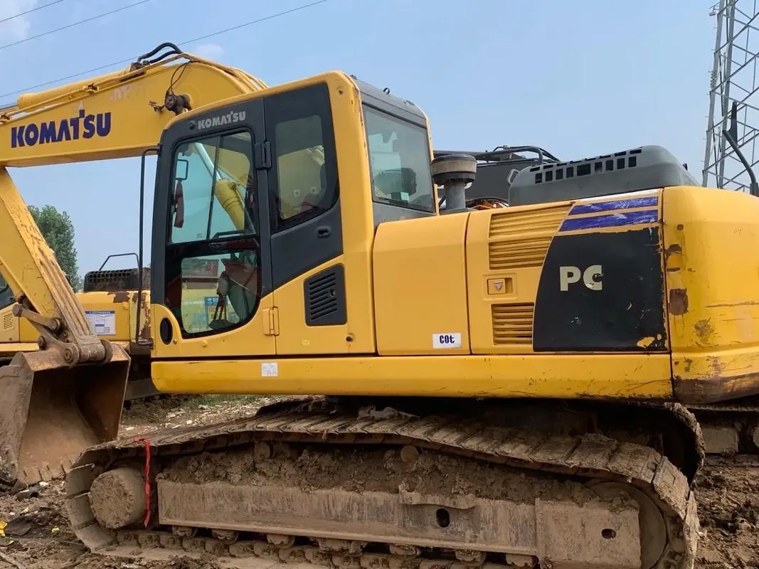 Excavadora mediana KOMATSU PC200-8M0 usada