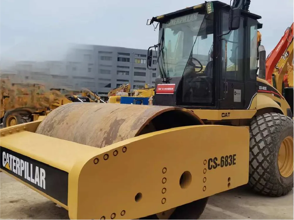 Compactador vibratorio CAT CS683E usado2